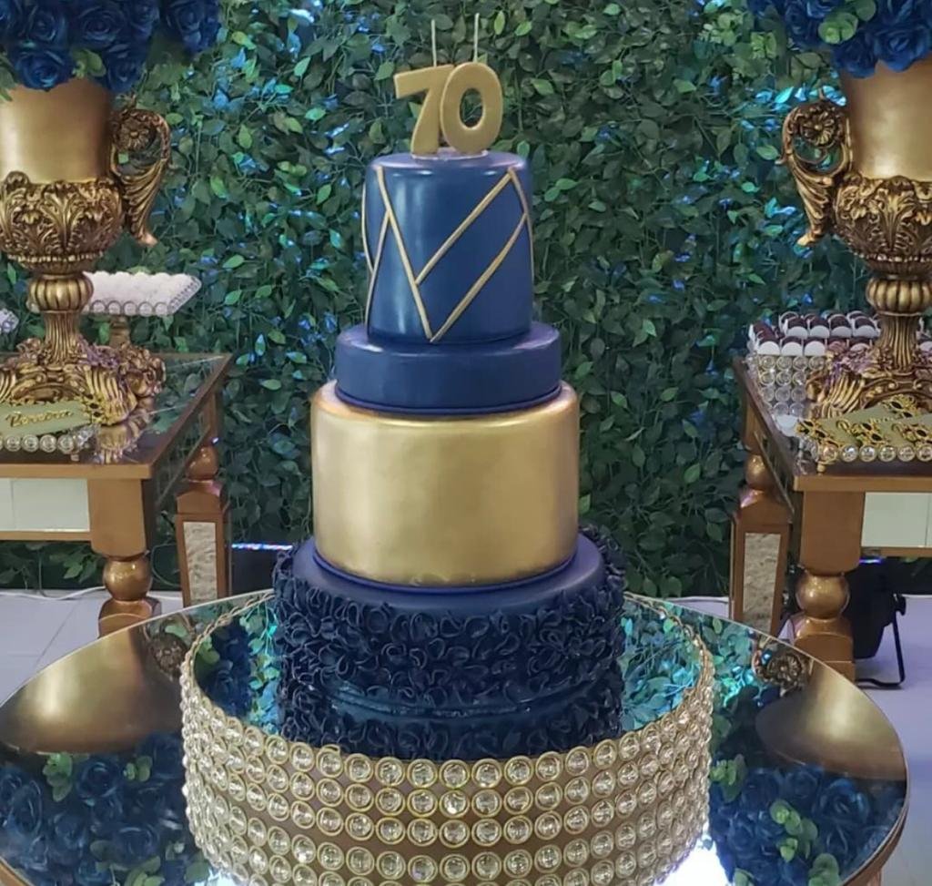 Neusa Bolos - Modelo azul com dourado para o aniversário